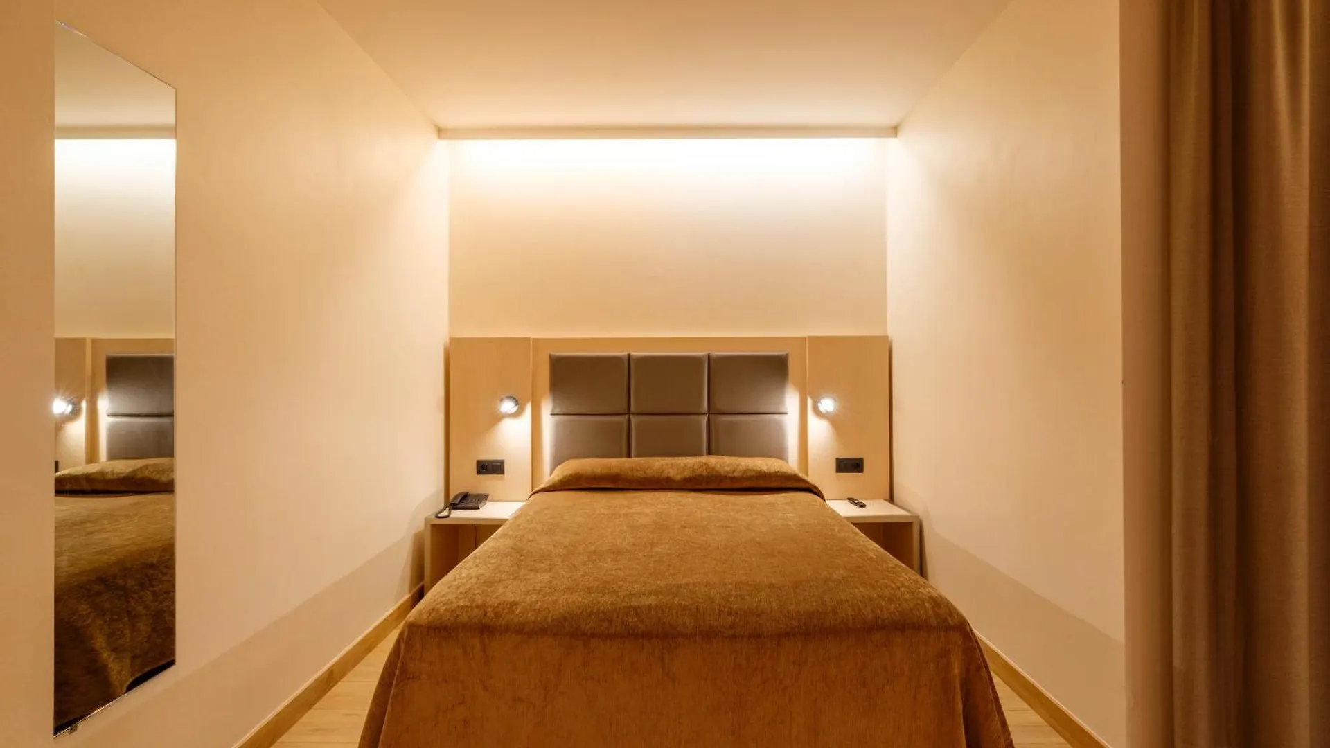 ***  מלון Barcelona House ספרד