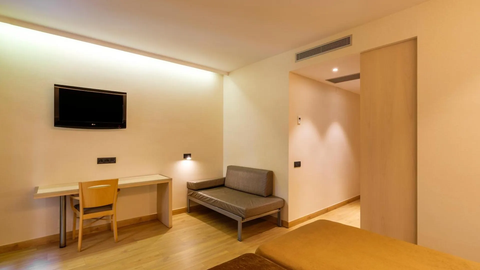 מלון Barcelona House 3*,